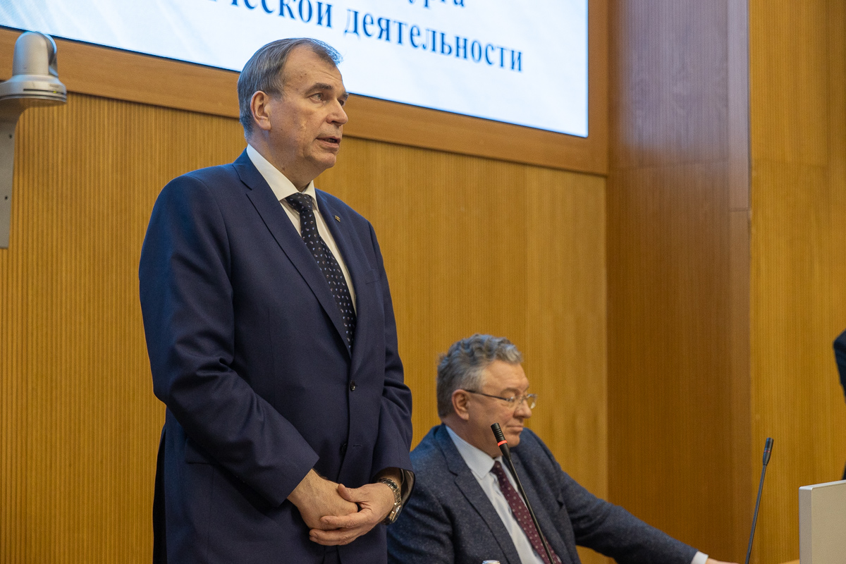 Председатель Комитета по науке и высшей школе Андрей Максимов обратился к участникам церемонии 