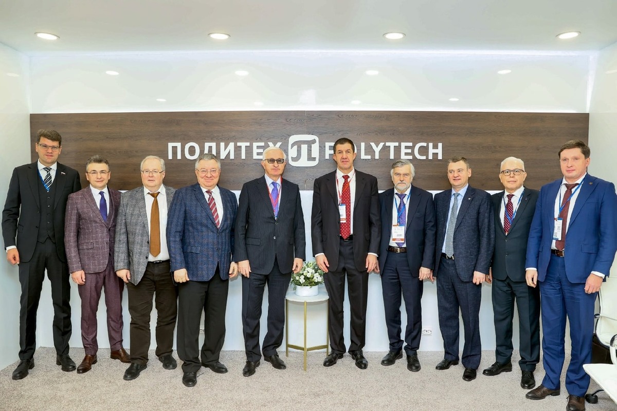 Первый заместитель председателя комитета Государственной Думы Федерального собрания России по экономической политике Денис Кравченко, генеральный директор «ЭкспоФорум-Интернэшнл» Сергей Воронков, проректор по цифровой трансформации СПбПУ Алексей Боровков, ректор СПбПУ Андрей Рудской, президент Российского союза промышленников и предпринимателей Александр Шохин, президент ПАО «Ростелеком» Михаил Осеевский, главный экономист государственной корпорации развития ВЭБ Андрей Клепач, вице-губернатор Санкт-Петербурга Кирилл Поляков, генеральный секретарь – руководитель Секретариата Совета Межпарламентской Ассамблеи государств - участников Содружества Независимых Государств Алексей Сергеев, председатель комитета по промышленной политике, инновациям и торговле Санкт-Петербурга Кирилл Соловейчик 