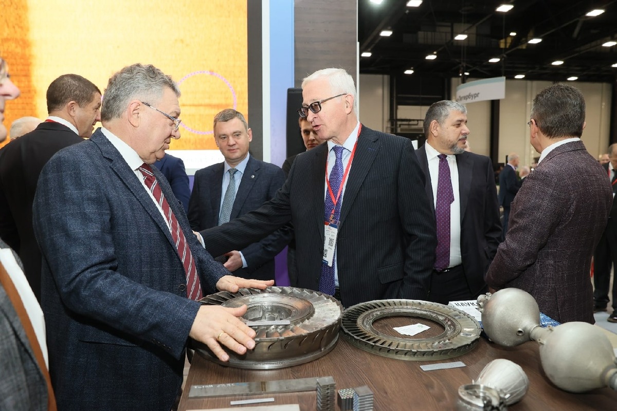 Андрей Рудской рассказывает Александру Шохину о разработках политехников 