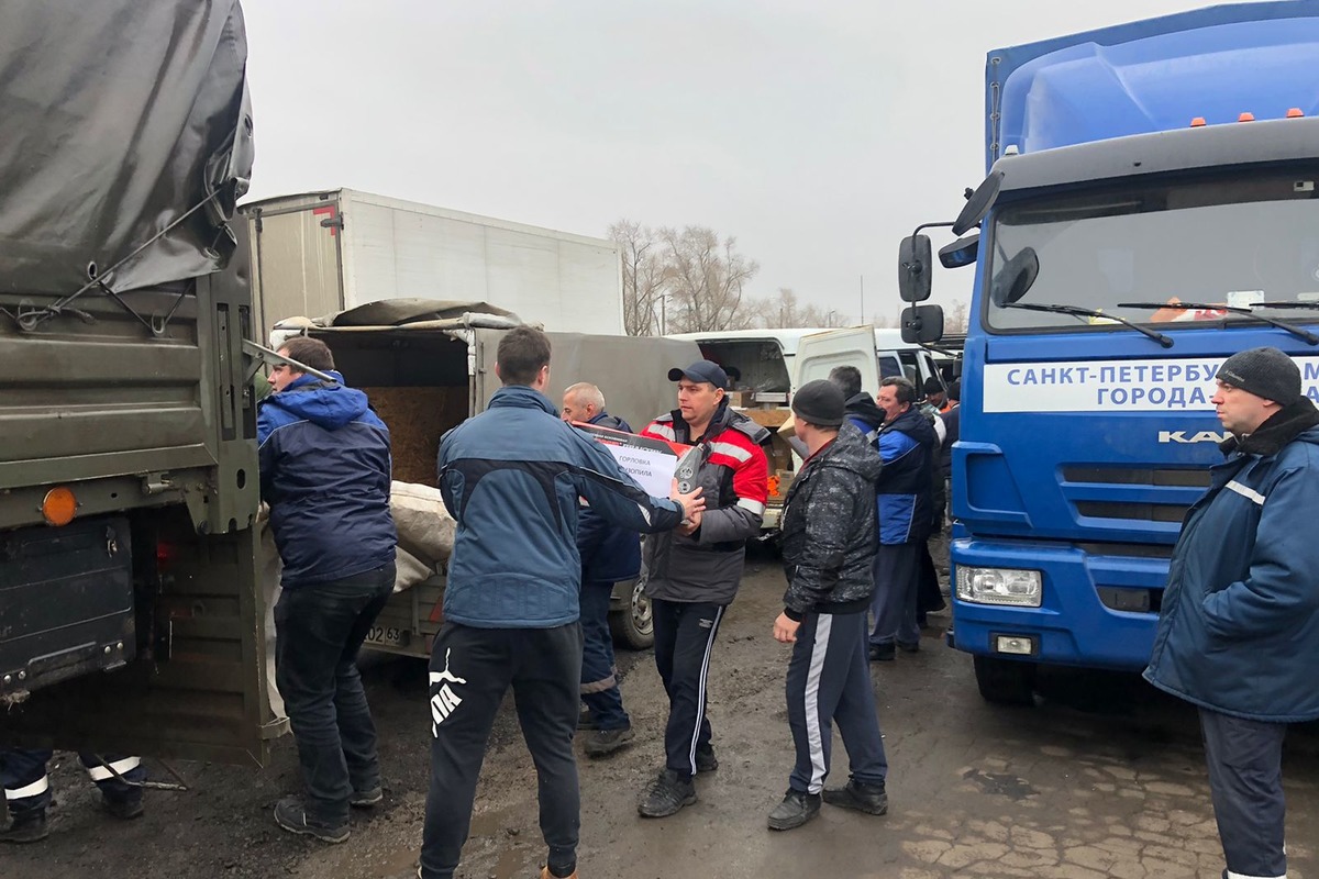 На перегрузку партии помощи вышел весь не занятый на дежурстве и текущих работах персонал базы 