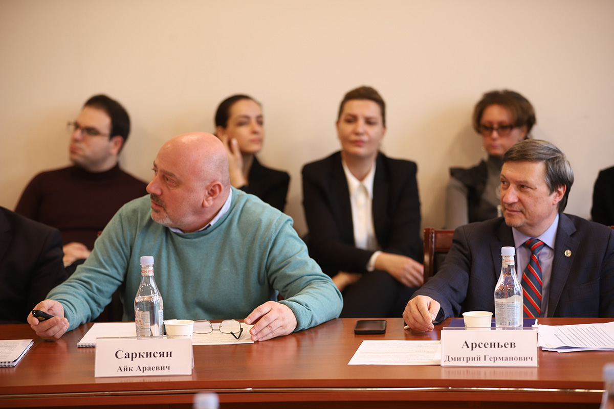 Содокладчиком проректора СПбПУ выступил директор Инженерно-физического института РАУ Айк Саркисян 