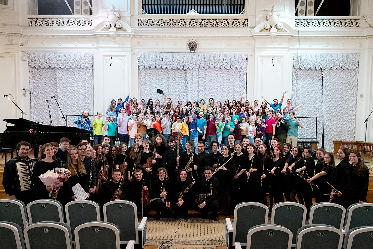 Поздравить «полигимников» пришел студенческий Эстрадно-симфонический оркестр под управлением Дмитрия Мисюры 