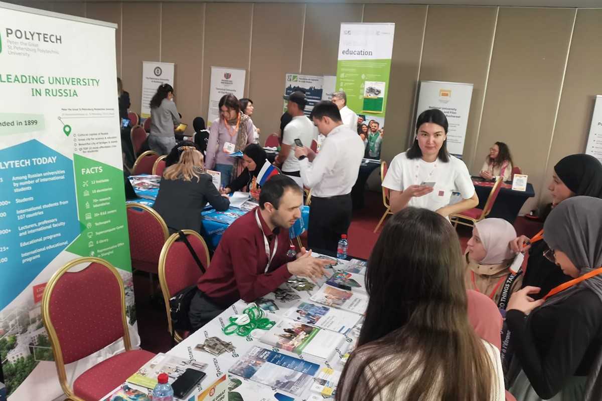 Посетители стенда СПбПУ на международной образовательной выставке в Марокко