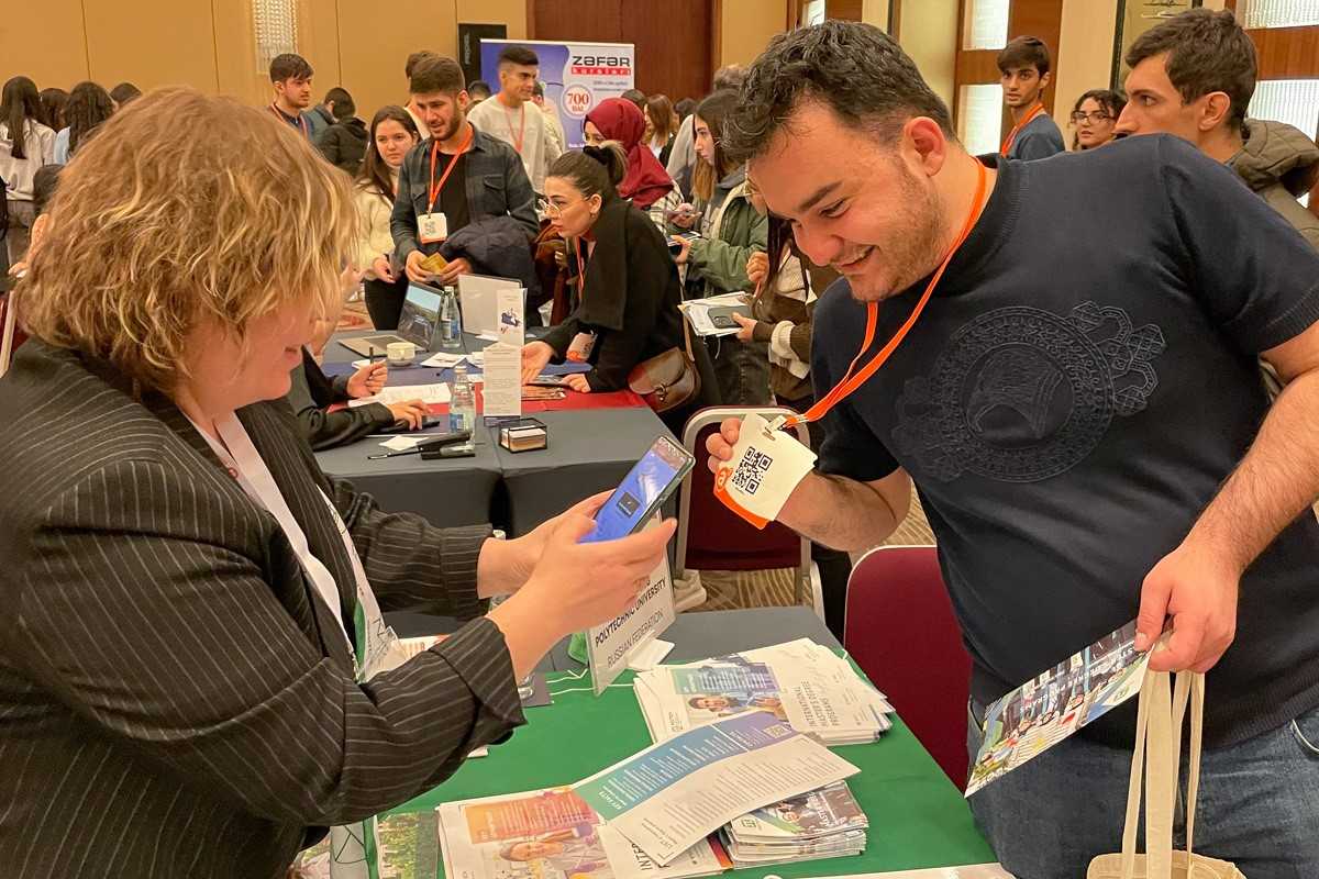 Посетители стенда СПбПУ на международной образовательной выставке в Азербайджане 