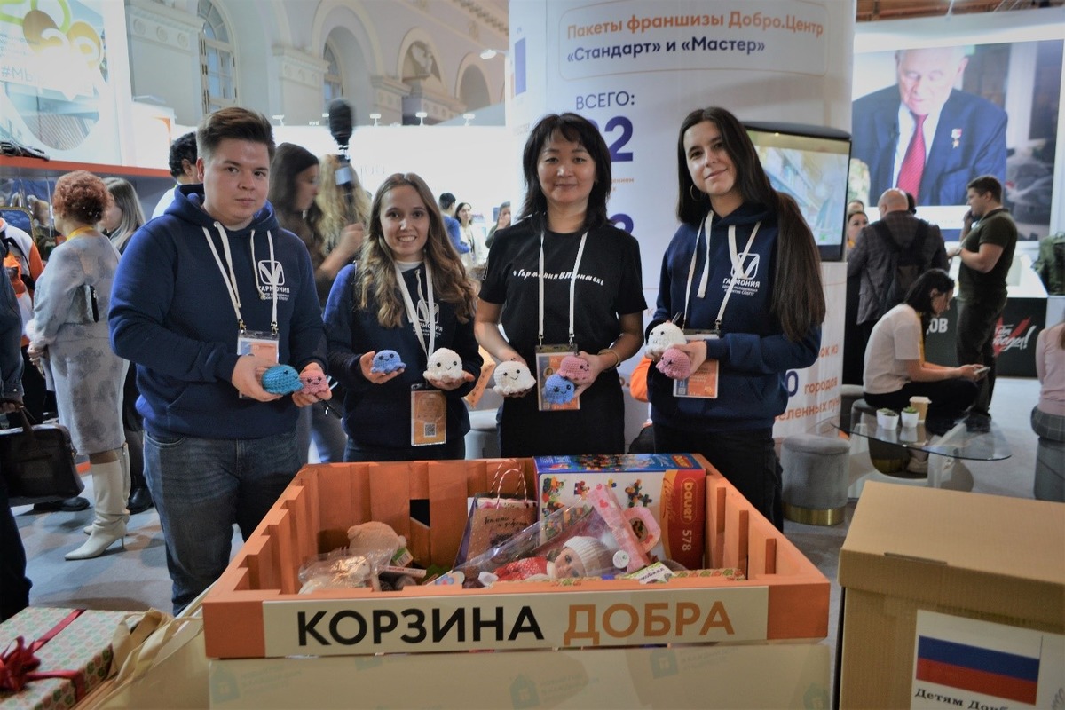 В рамках акции «Корзина добра» ЦВП «Гармония» передал в дар мягкие игрушки, связанные студентами СПбПУ 