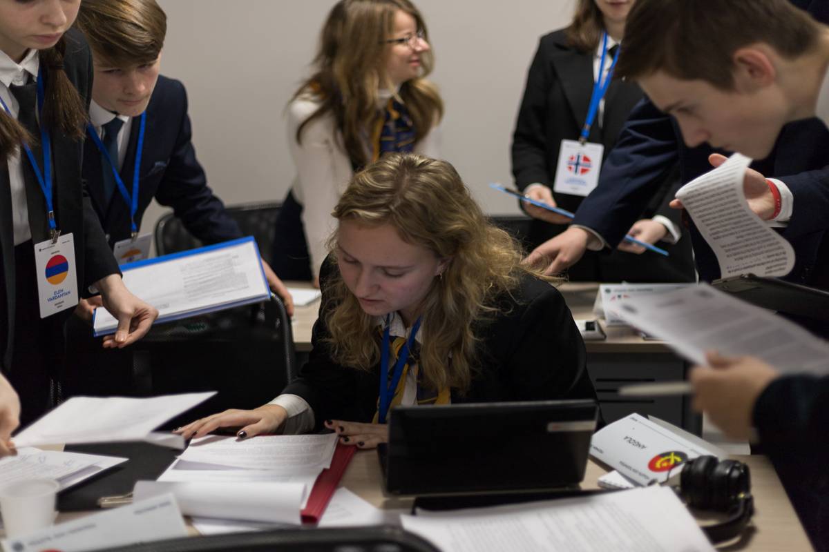 Два дня заседаний делегаты посвятили дипломатическим дебатам и обсуждениям