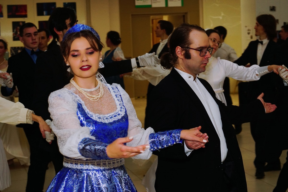 Невозможно было оторвать взгляд от нарядов дам 