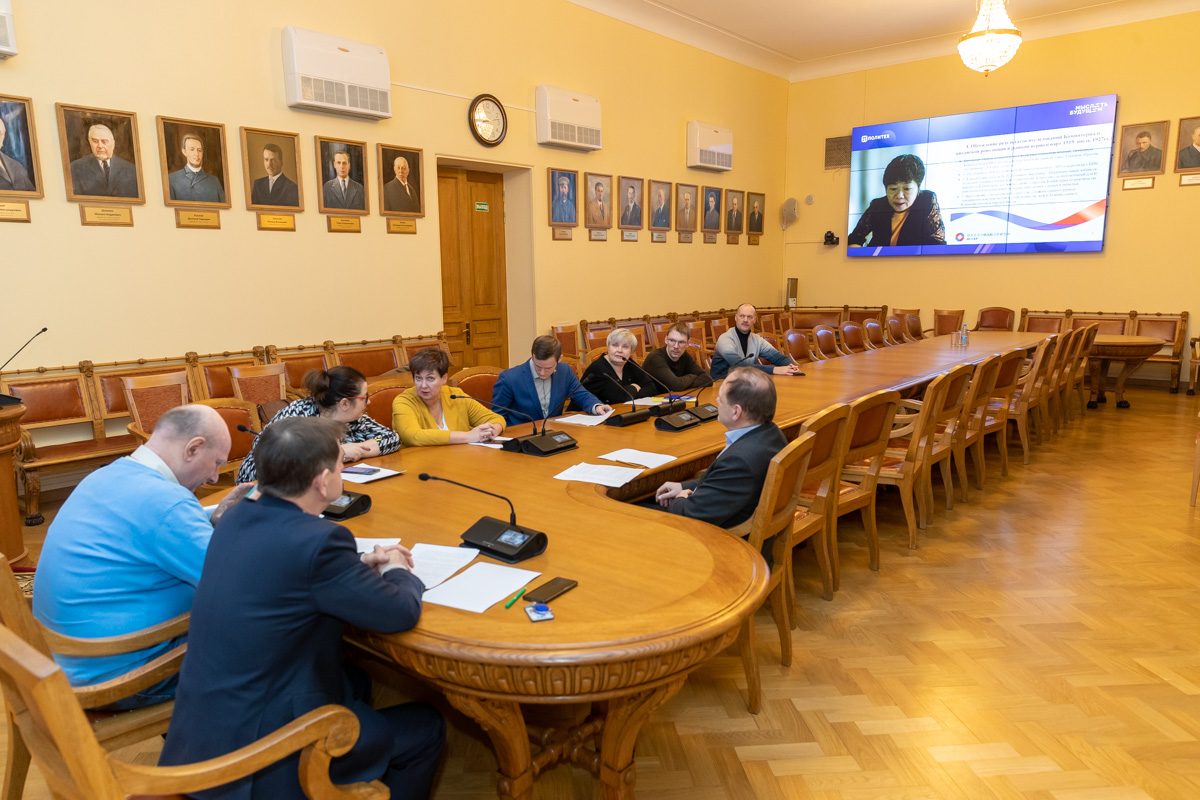 Профессор Университета Цинхуа, директор Института стратегического партнерства Китая и России Ван Ци сделала доклад на тему «Советский Союз как ключевой фактор, влияющий на путь развития Китая на протяжении столетия» 