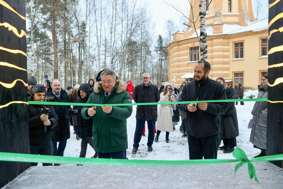 Ректор СПбПУ Андрей Рудской и куратор проекта художник Артур Джаруллаев перерезают символическую ленту во время церемонии открытия арт-объекта Ректор СПбПУ Андрей Рудской и куратор проекта художник Артур Джаруллаев перерезают символическую ленту во время церемонии открытия арт-объекта
