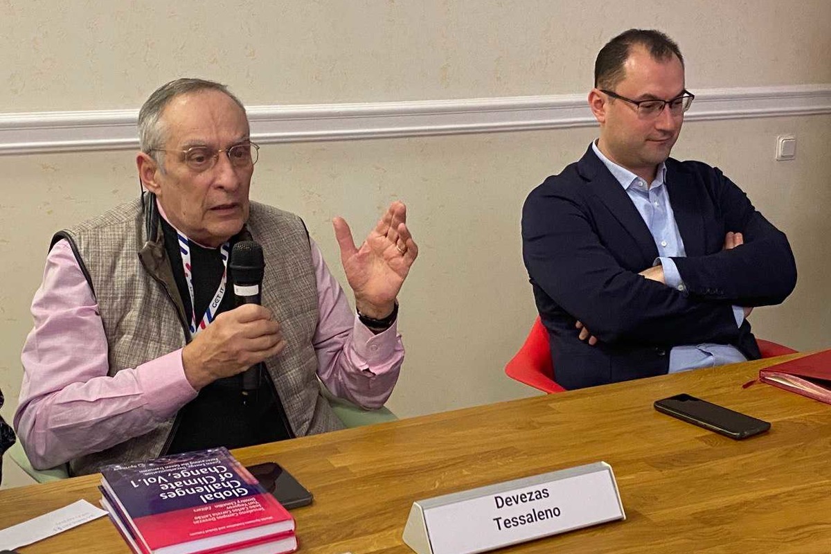 Пленарное заседание конференции открыл профессор ведущий ученый из Португалии Тессалено Кампос Девезас 