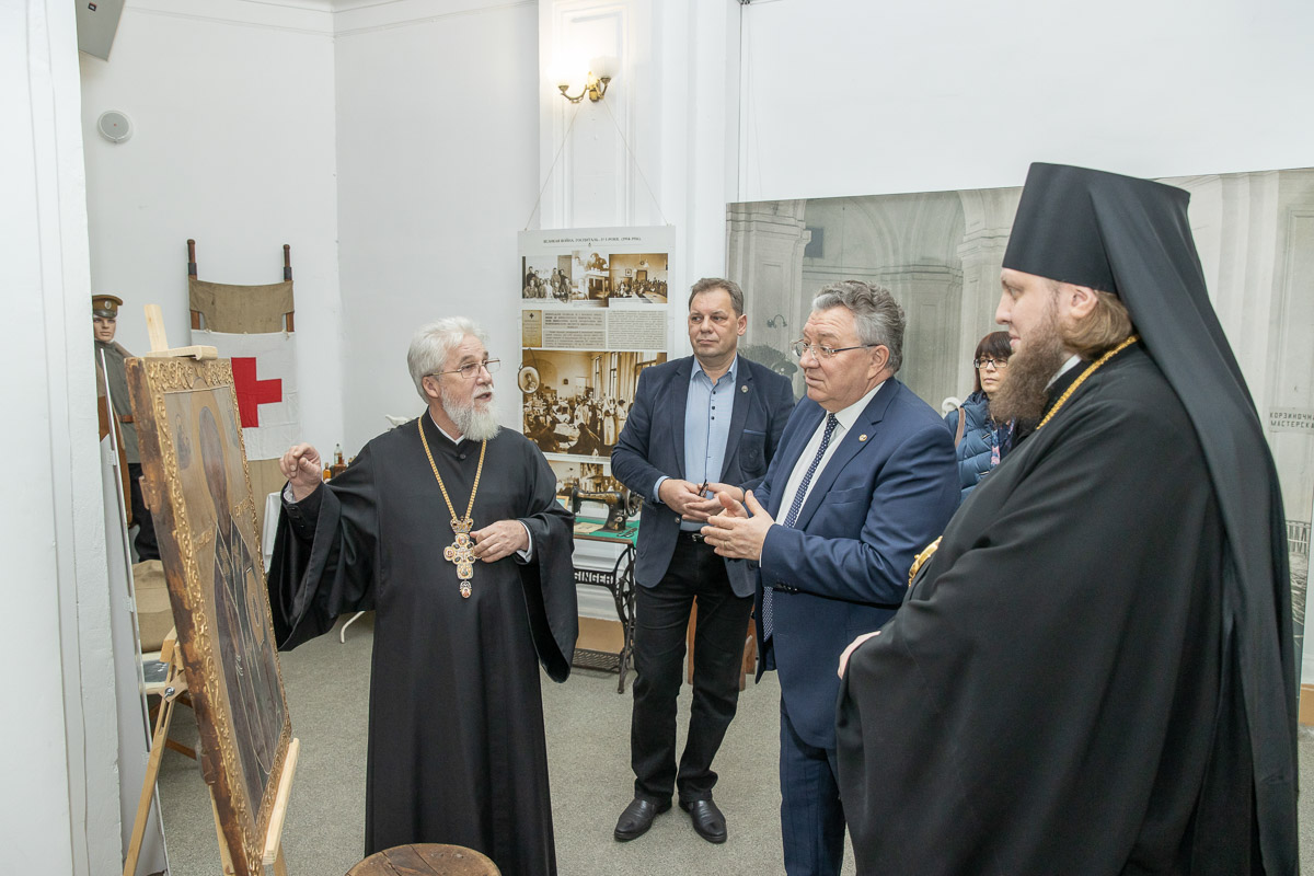 В Музее СПбПУ епископу Силуану показали икону святого Николая Чудотворца 