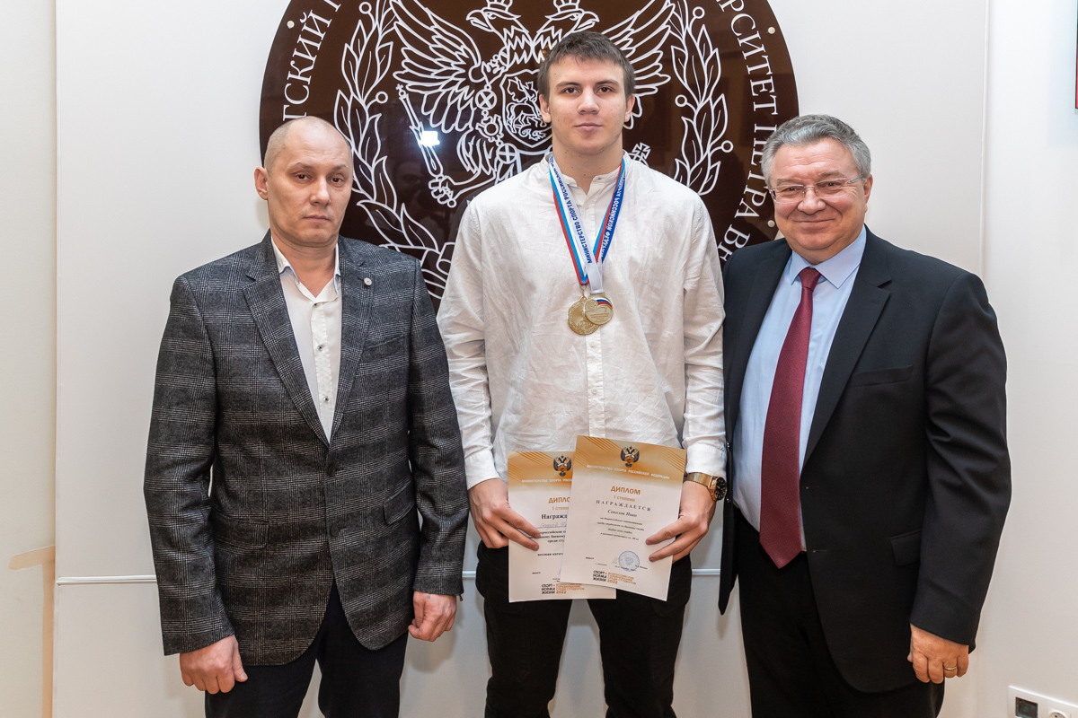 Андрей Рудской поздравил с победой на Всероссийских соревнованиях среди студентов по смешанному боевому единоборству (ММА) и на Всероссийских соревнованиях среди студентов по самбо студента Ивана Соколова и тренера сборной команды по боевому самбо и ММА Григория Галкина 