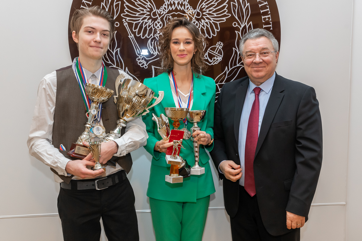 Победитель первого этапа командного кубка вузов U-Cup SPb по пулу Вадим Дужнов и тренер сборной по бильярду Софья Шмерло 