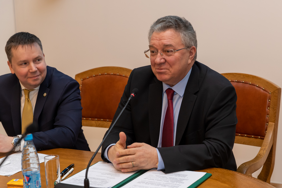 В завершение заседания ректор поздравил членов Ученого совета с наступающим Новым годом 