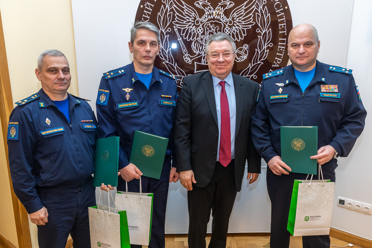 Благодарности получили офицеры Военного учебного центра университета — полковники Виктор Озарчук, Александр Субботин и Игорь Кулешов