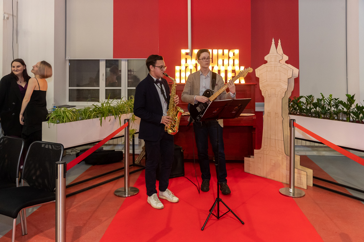 Они подпевали музыкантам, восхищались нарядами друг друга, много фотографировались, улыбались и вдохновлялись огромным количеством идей и проектов, которые родились в Политехе в этом году 