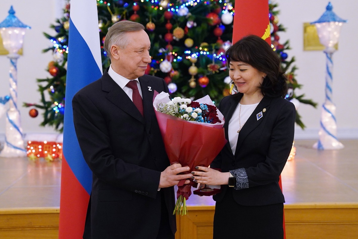 Губернатор Петербурга Александр Беглов наградил директора Центра волонтерских проектов «Гармония» СПбПУ Татьяну Нам за вклад в развитие добровольчества в культурно-просветительской деятельности 