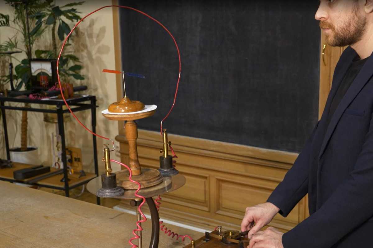 Онлайн-курс по физике помимо теоретической части включает и практику — подробную предметную демонстрацию лабораторных опытов 