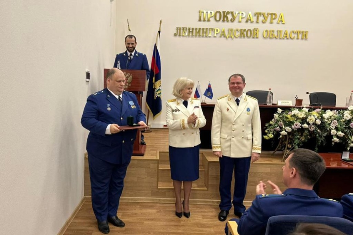 Начальник управления Генеральной прокуратуры в Северо-Западном федеральном округе Нелли Солнышкина вручила Почетный знак старшему преподавателю Высшей школы юриспруденции и судебно-технической экспертизы Гуманитарного института СПбПУ Владимиру Михайлову Начальник управления Генеральной прокуратуры в Северо-Западном федеральном округе Нелли Солнышкина вручила Почетный знак старшему преподавателю Высшей школы юриспруденции и судебно-технической экспертизы Гуманитарного института СПбПУ Владимиру Михайлову