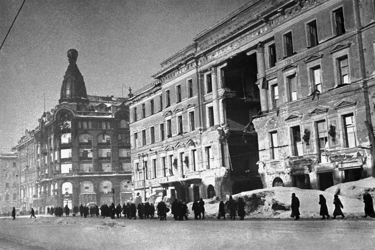 В период почти 900-дневной блокады тысячами жизней и неутихающей болью заплатили ленинградцы за свое освобождение 