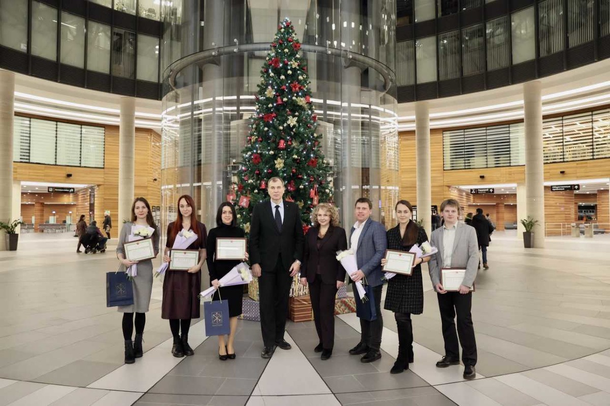 Политехники – победители конкурса с председателем комитета по науке и высшей школе Санкт-Петербурга Андреем Максимовым 