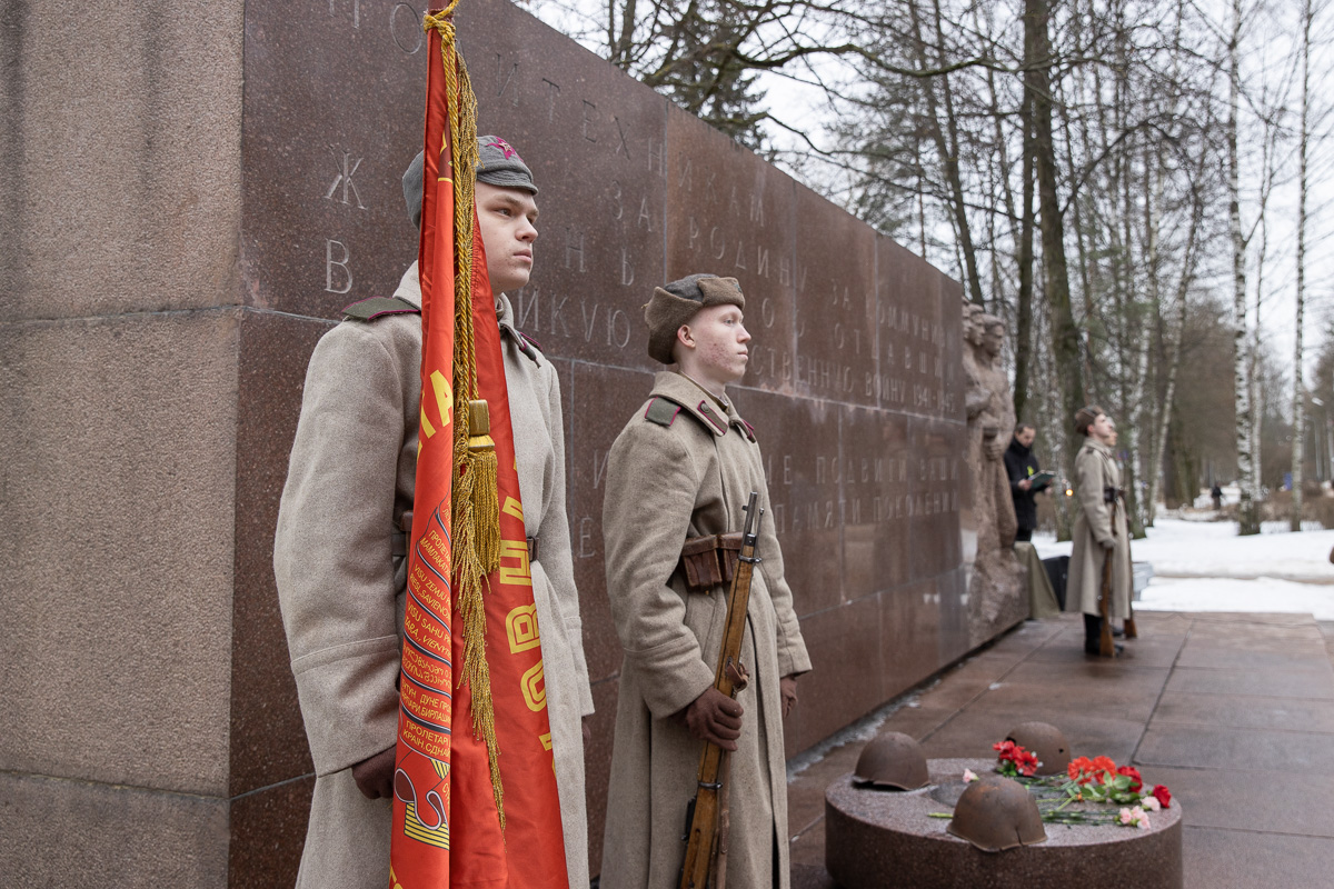 У Памятника погибшим политехникам прошел митинг в честь Дня снятия блокады Ленинграда 