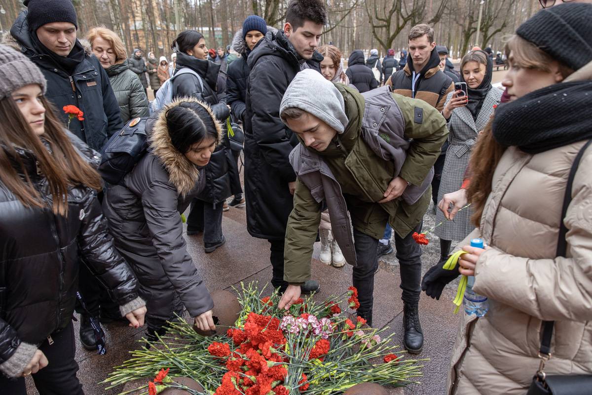 Кульминацией митинга стало возложение цветов к Памятнику погибшим политехникам – с уважением и благодарностью 