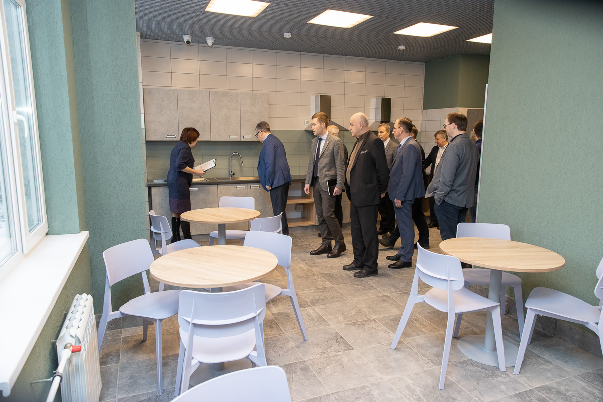 Помимо жилых помещений, на первом этаже расположены пост охраны, рецепция с залом ожидания, спортзал, административные помещения, постирочные и складские помещения 