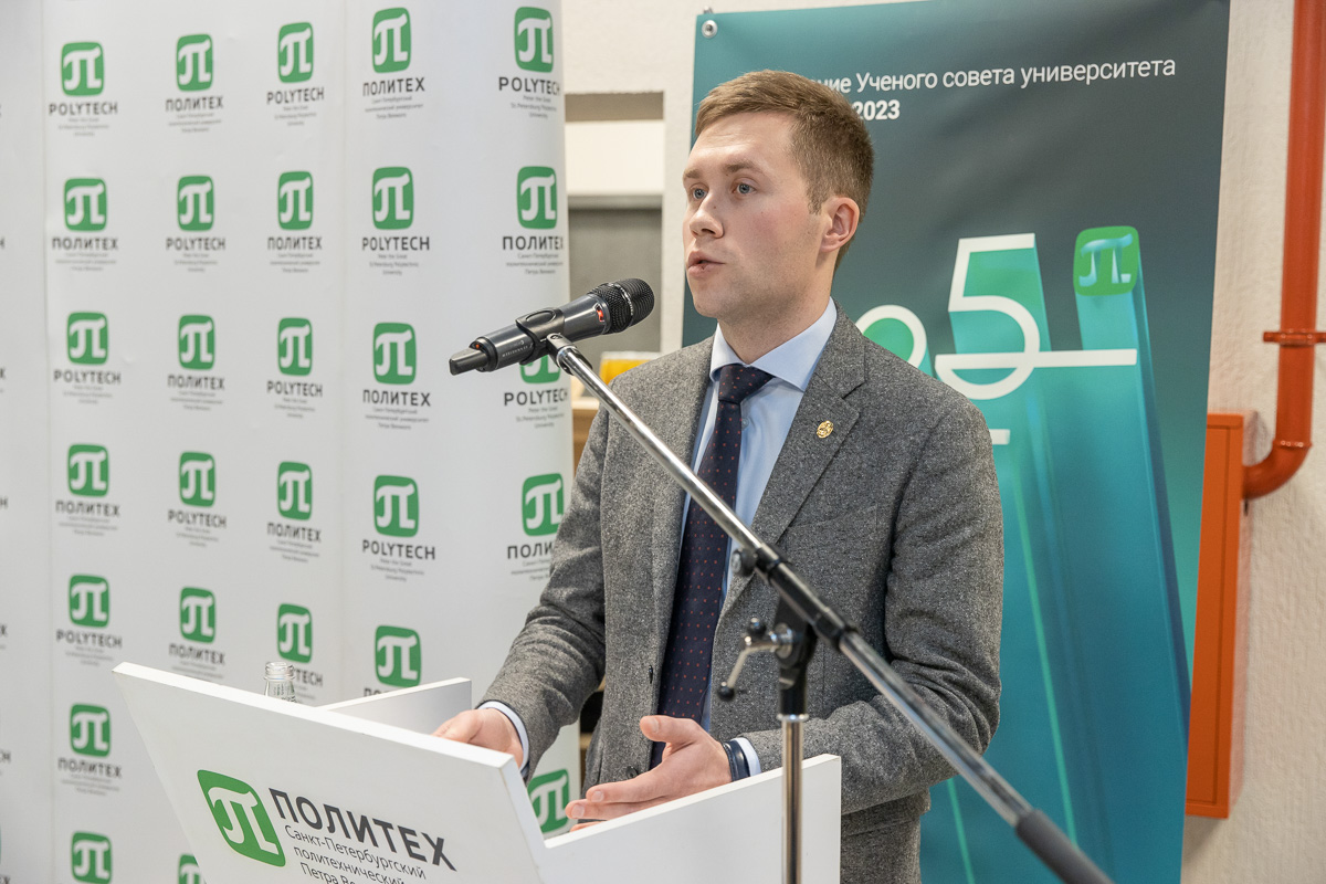 О подготовке к празднованию 125-летия университета рассказал проректор по молодежной политике и коммуникативным технологиям СПбПУ Максим Пашоликов 