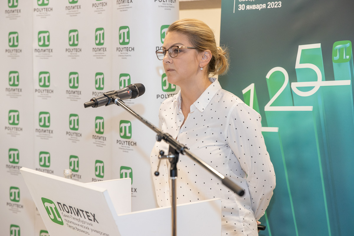 Ежегодный отчет о результатах реализации программы развития СПбПУ представила начальник Управления стратегического планирования и программ развития Мария Врублевская 