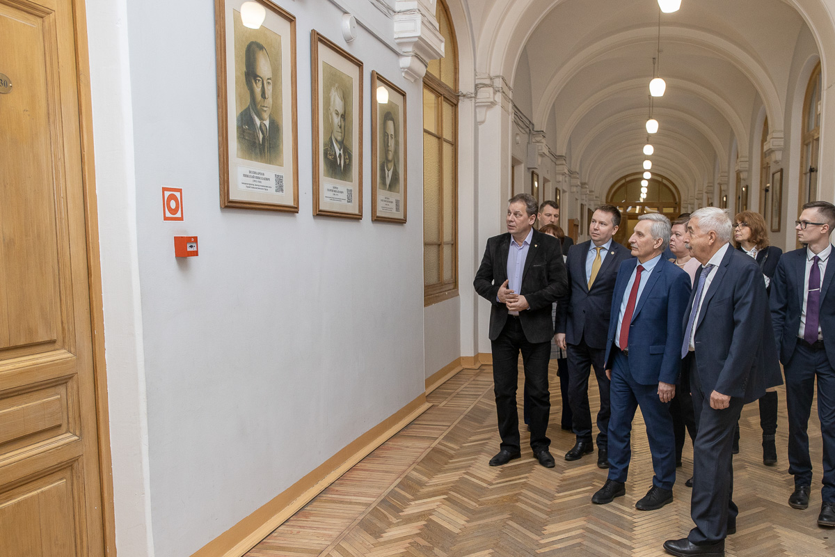 Гостям провели экскурсию по Главному учебному корпусу Гостям провели экскурсию по Главному учебному корпусу