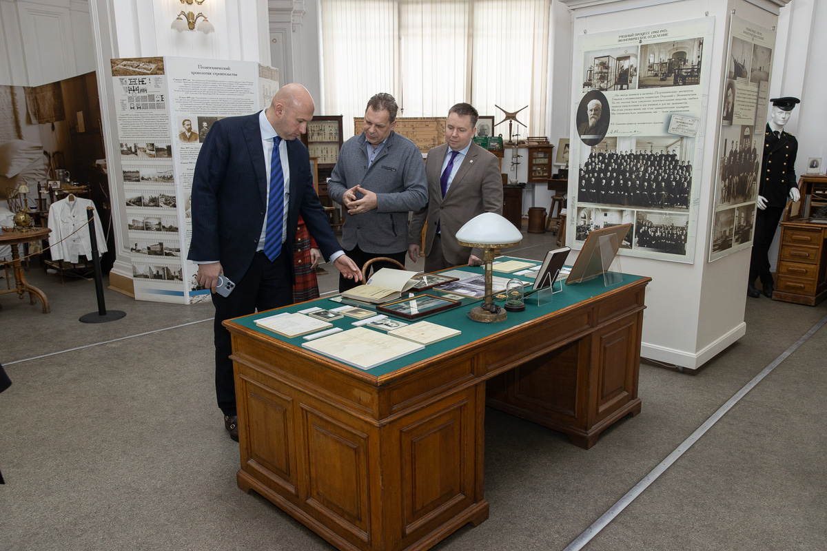 Экскурсию по Главному учебному корпусу провел директор Музея истории СПбПУ Валерий Климов 
