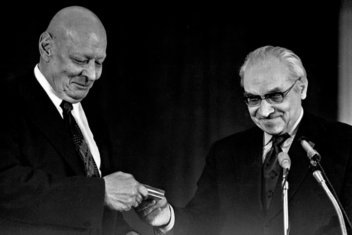 А.П. Александрову вручают Золотую медаль имени М.В. Ломоносова на Годичном общем собрании АН СССР, 1979 год 
