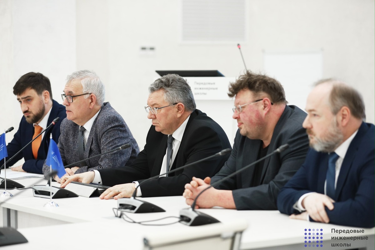 Команда Передовой инженерной школы СПбПУ «Цифровой инжиниринг» на заседании Совета по грантам на оказание государственной поддержки создания и развития передовых инженерных школ представила отчет о проделанной работе за 2022 год 