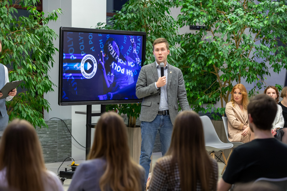 Ребят приветствовал проректор по молодежной политике и коммуникативным технологиям СПбПУ Максим Пашоликов 