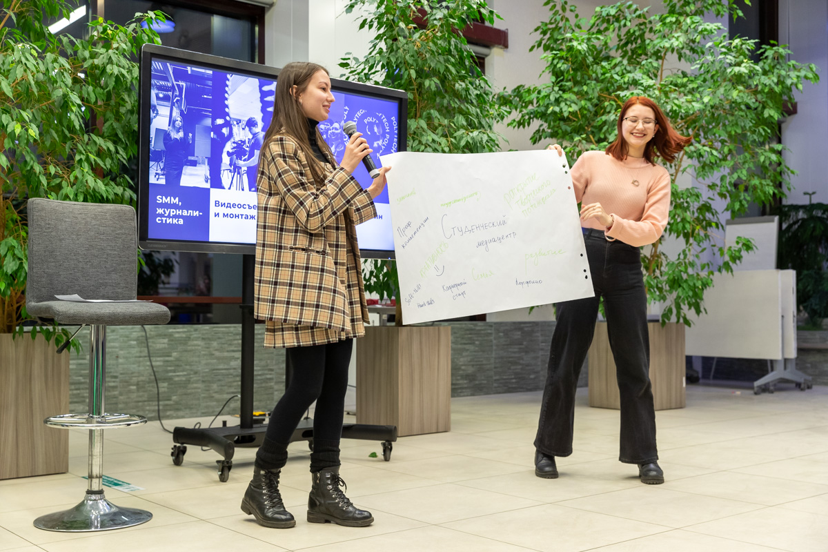 Посовещавшись в командах, студенты предложили темы, которые, на их взгляд, важно было бы освещать 