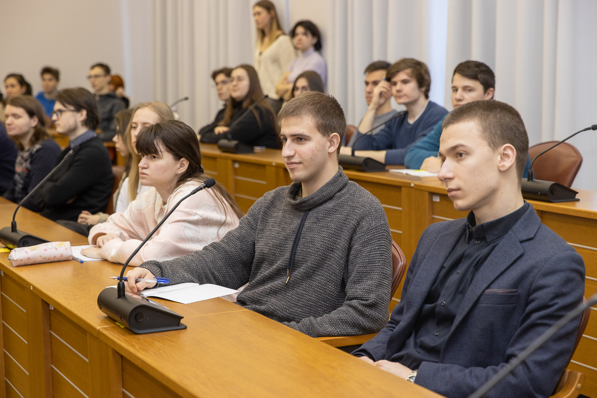 Юрий Балега считает, что у студентов сейчас – самая потрясающая пора, когда они уже освоили основы научной дисциплины и при этом могут впитывать в себя новейшую информацию и творить 