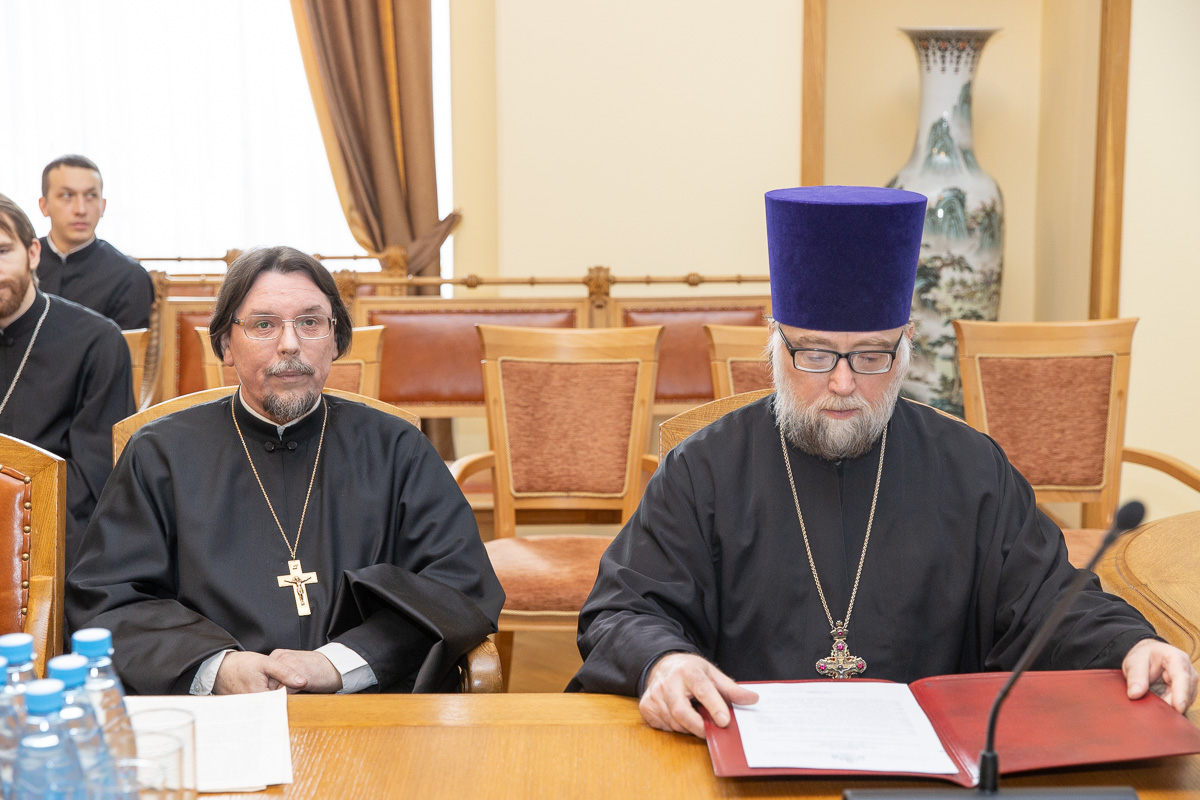 Священник храма Покрова Пресвятой Богородицы при СПбПУ протоиерей Максим Зенков (слева) 