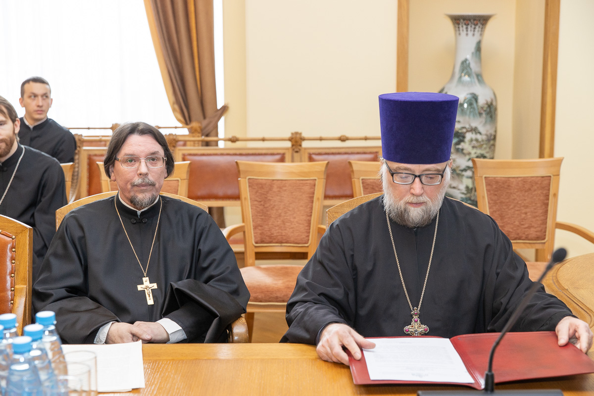 Священник храма Покрова Пресвятой Богородицы при СПбПУ протоиерей Максим Зенков (слева) Священник храма Покрова Пресвятой Богородицы при СПбПУ протоиерей Максим Зенков (слева)