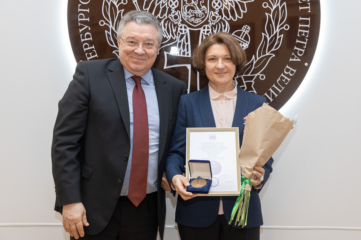Медалью «За выдающийся вклад в архитектурное образование им. И.В. Жолтовского» наградили директора Высшей школы дизайна и архитектуры ИСИ Маргариту Перькову 
