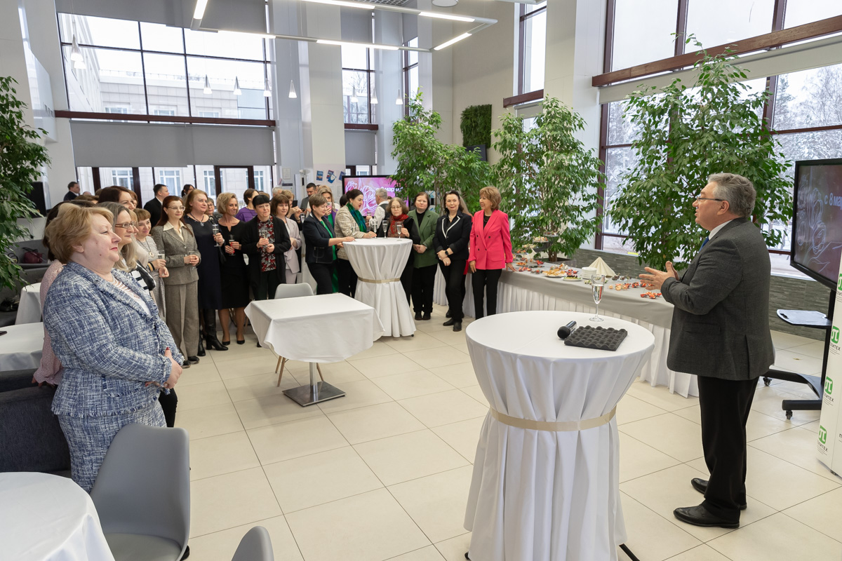 Профессора и доктора наук принимали поздравления с Международным женским днем от ректора СПбПУ академика РАН Андрея Рудского 