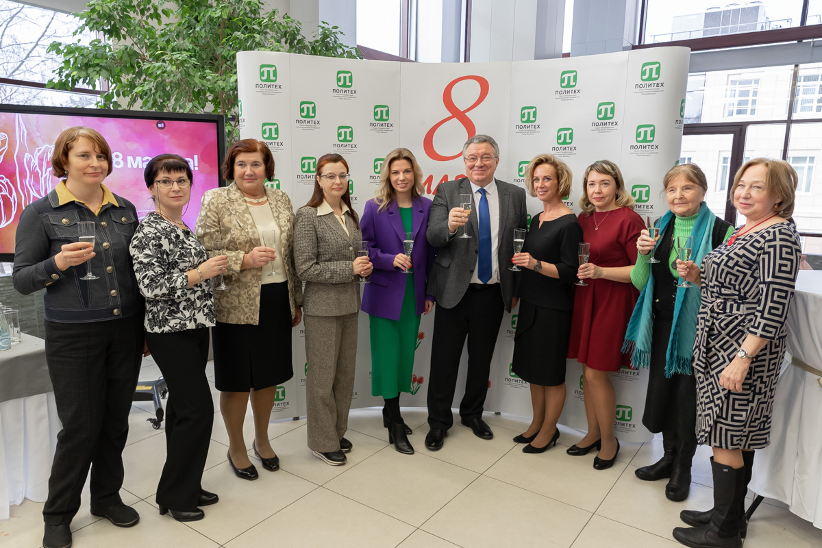 Прекрасные участницы мероприятия поблагодарили ректора вуза Андрея Рудского за теплые слова 