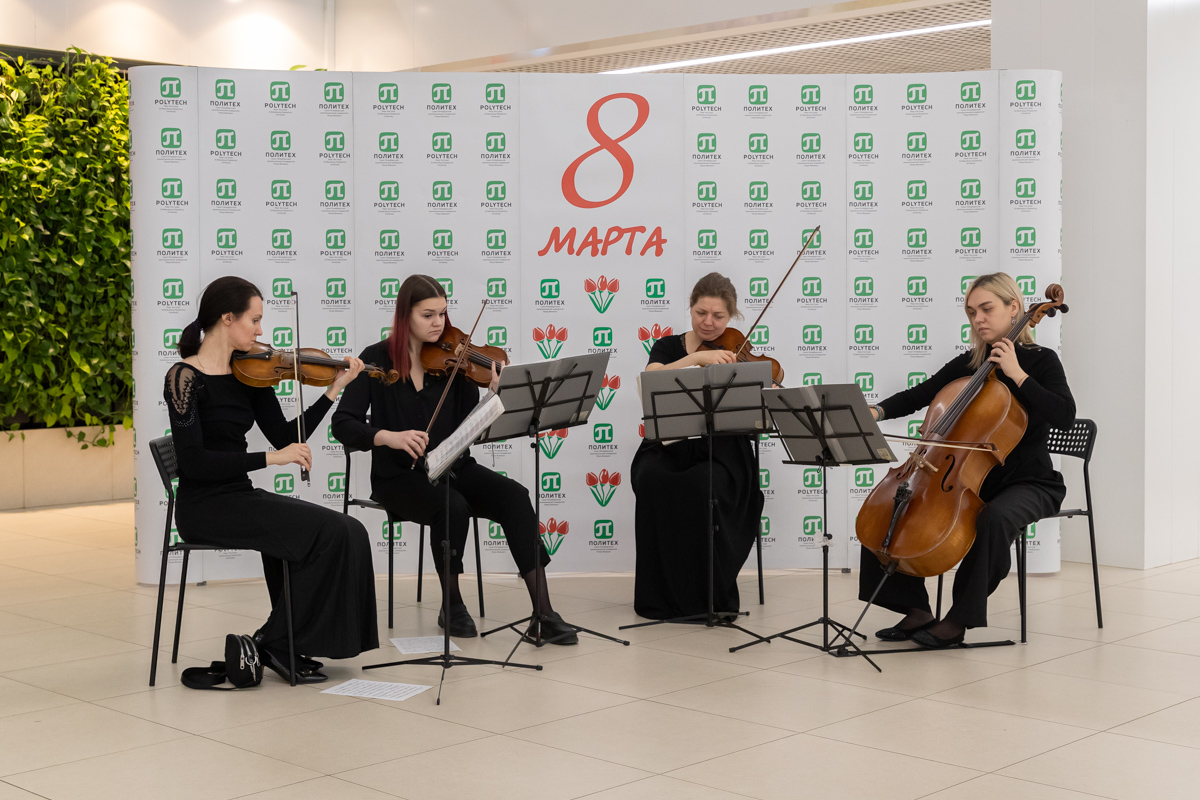 Приятная беседа сопровождалась живой музыкой 