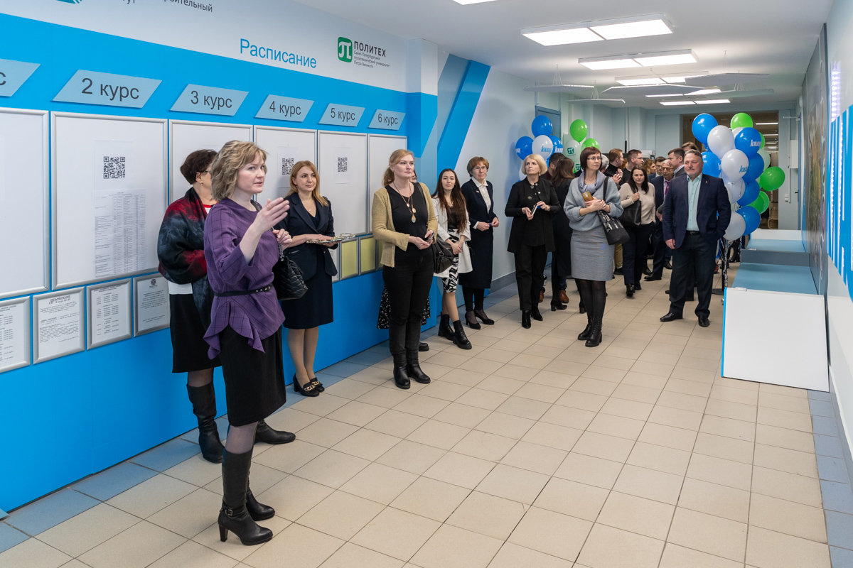 Новое пространство оформлено в традиционной для КНАУФ сдержанной цветовой гамме – сине-голубых и серых тонах Новое пространство оформлено в традиционной для КНАУФ сдержанной цветовой гамме – сине-голубых и серых тонах