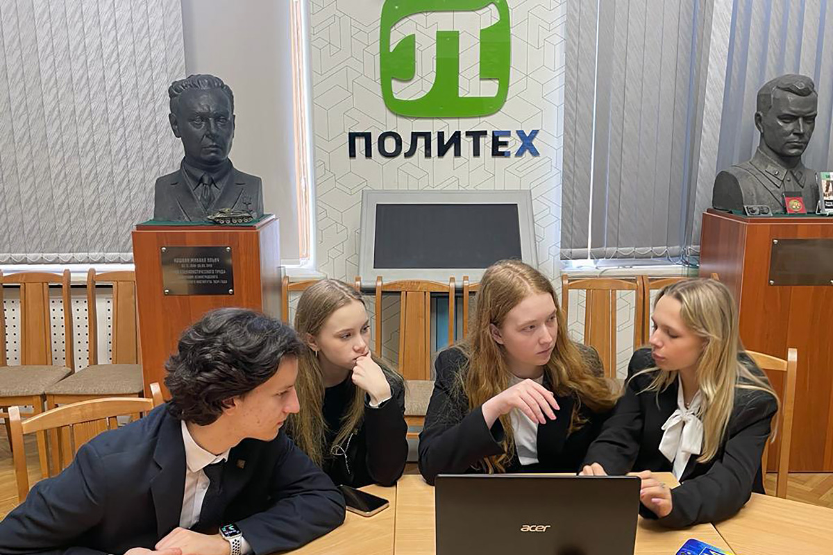 Школьники на конференции «Шаги в науку XXI века Школьники на конференции «Шаги в науку XXI века