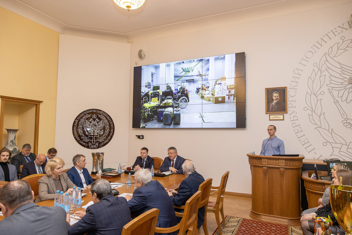 Артем Соловьев рассказал членам Ученого совета об организации сбора гуманитарной помощи в Политехе 