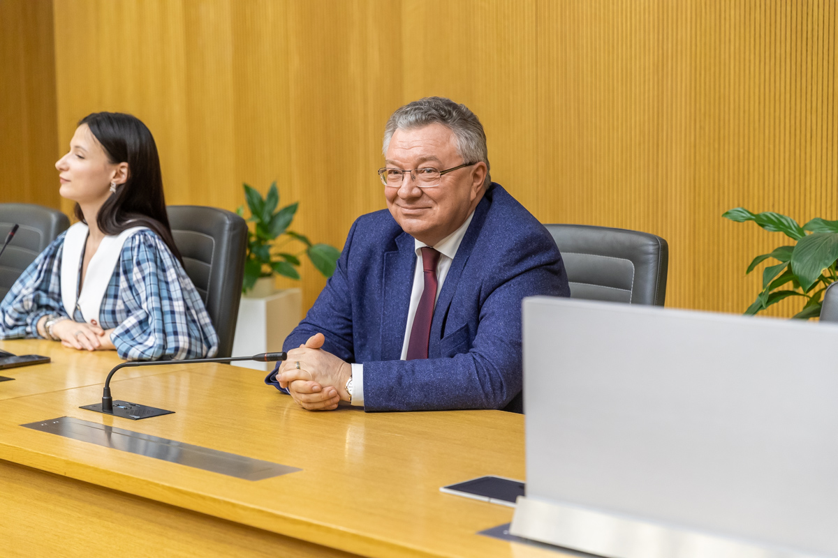 Ректор СПбПУ академик РАН Андрей Рудской приветствовал участников мероприятия 