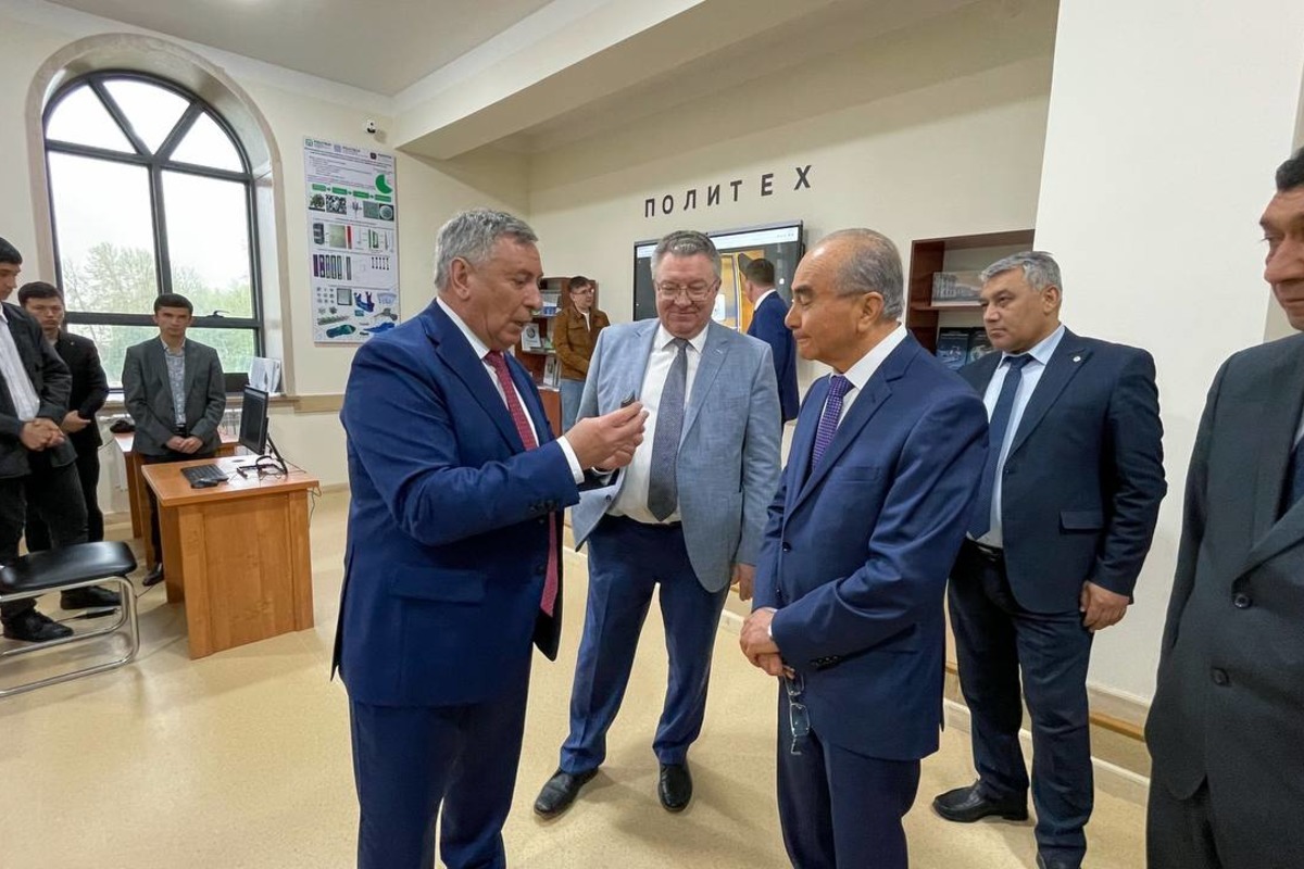 Директор ИММиТ Анатолий Попович представил о разработки СПбПУ руководству СамГУ Директор ИММиТ Анатолий Попович представил о разработки СПбПУ руководству СамГУ