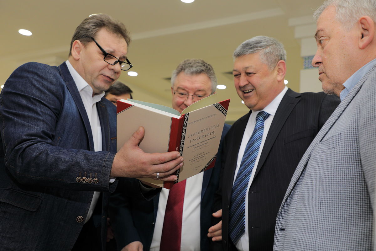 Директор музея Валерий Климов представил ключевые вехи становления СПбПУ 