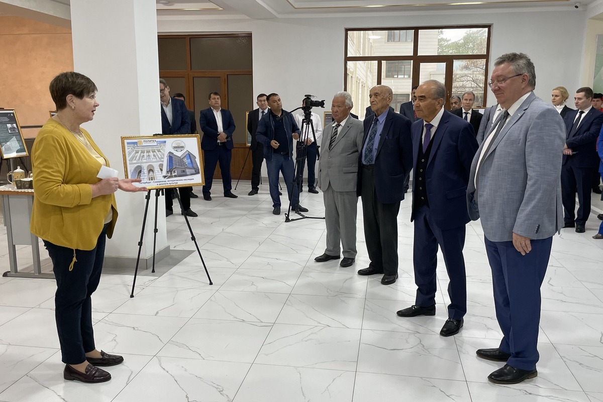 Директор Гуманитарного института Наталья Чичерина рассказала посетителям выставки об историческом наследии Самарканда и Петербурга Директор Гуманитарного института Наталья Чичерина рассказала посетителям выставки об историческом наследии Самарканда и Петербурга